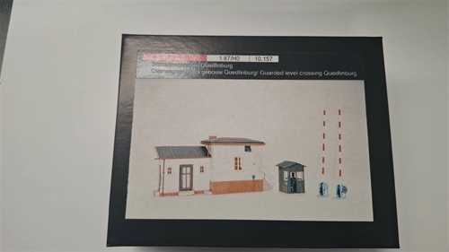 Artitec 10.157 Elektrisk jernbaneoverskæring og jernbaneoverskæringshus (BRUGT)