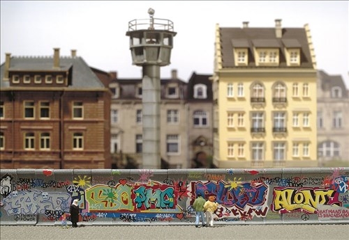 Busch 1016 Betonmur (grafitti og reklameskilte medfølger), H0