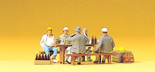 Preiser 10338 Håndværkere, der holder pause, med bord/bænke og ølflasker, fem figurer, H0 