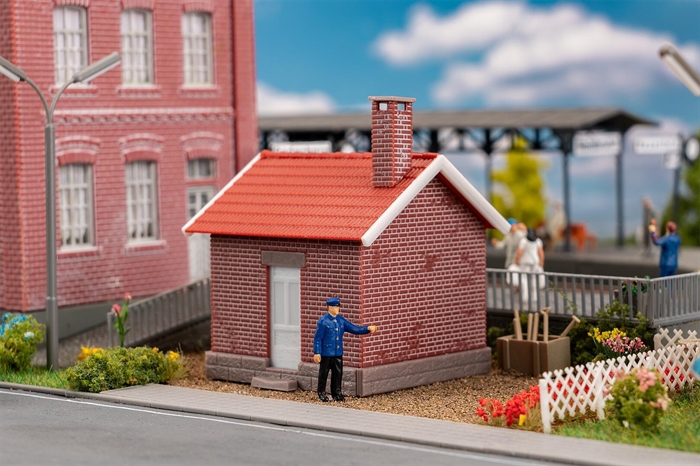 Faller 120306 Banevogterhus med banevogter, ep III, H0