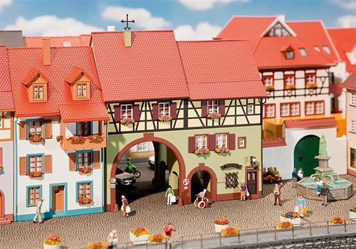 Faller 130499 Byhus med bred port og fodgængerpassage, ep III, H0