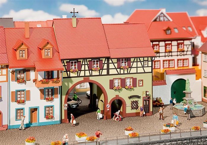 Faller 130499 Byhus med bred port og fodgængerpassage, ep III, H0