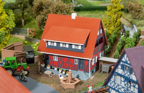 Faller 130587 Bindingsværkshus med springvand H0