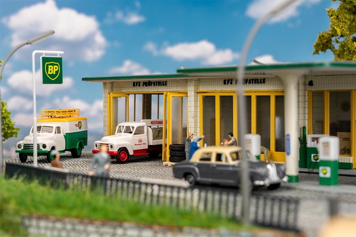 Faller 130592 Stor BP tankstation ep III, H0