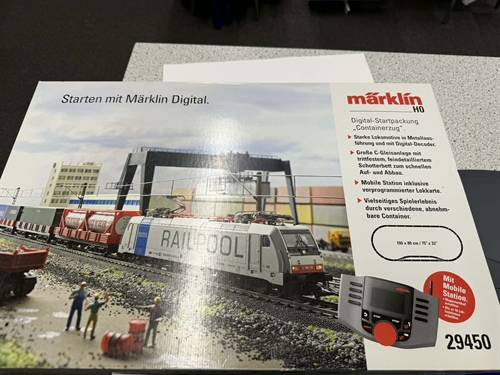 Märklin 29450 Startsæt "Container Tog" med lokomotiv, vogne, skinner samt mobilestaion (BRUGT)