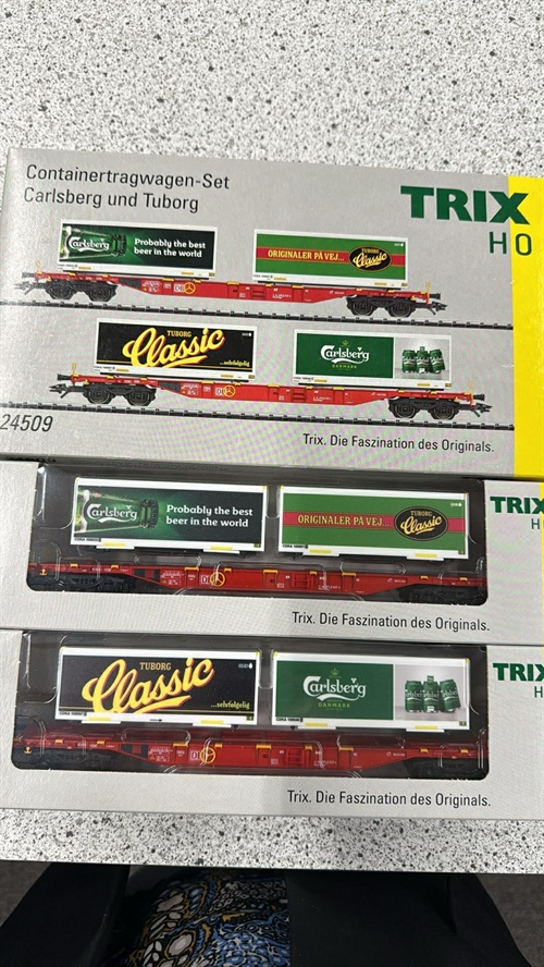 Trix 24509 Containervognsæt med Tuborg og Carlsberg containere (BRUGT)