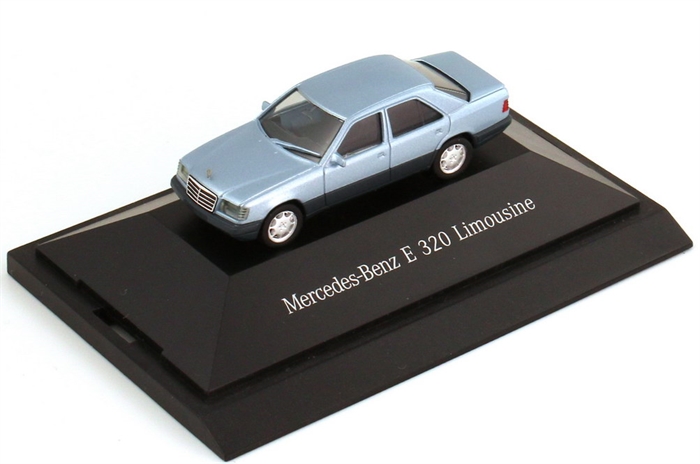 Herpa B66005612 Mercedes-Benz E-Klasse E 320 (W124 MOPF 2), lys blå