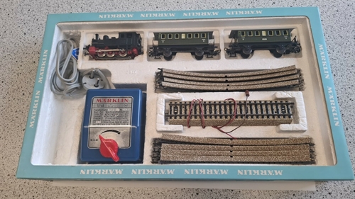 Märklin 2953 startsæt med skinner, lokomotiv, vogne og transformator