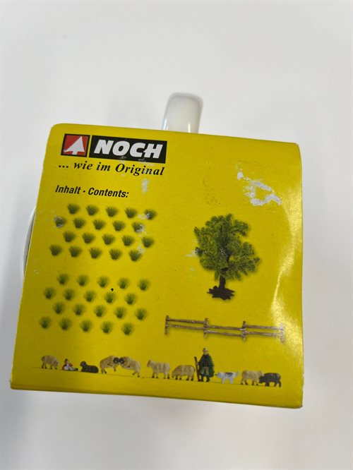 Noch 13302  Krus med træ, hegn og figurer