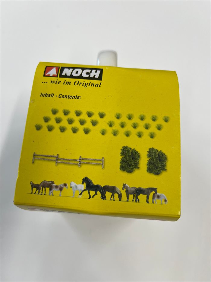 Noch 13308 Krus med græstotter, buske, hegn og figurer