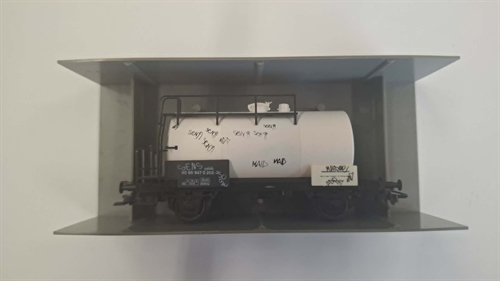 Klein modellbahn SoSe61/97 2-akslet tankvogn fra DSB ''GRAFFITI'' Epoke V (BRUGT)