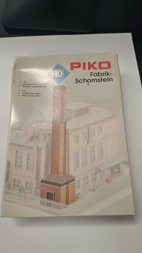 Piko 61118 Glasværksfabrik skorsten (BRUGT)