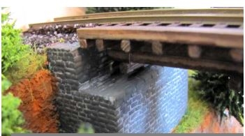 Hack 55600 Færdigmodel bropille, enkeltsporet, grå