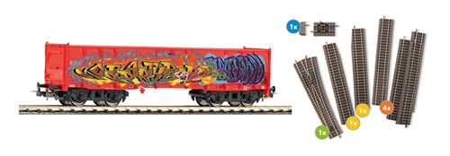 Piko 55380 Skinneudvidelsessæt med Eaos godsvogn  med graffiti og skinner med ballast