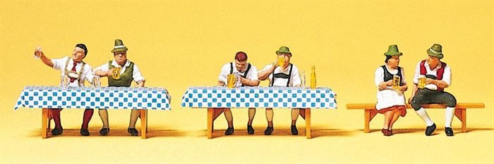 Preiser 10447 "Til Oktoberfest", tre par figurer, H0