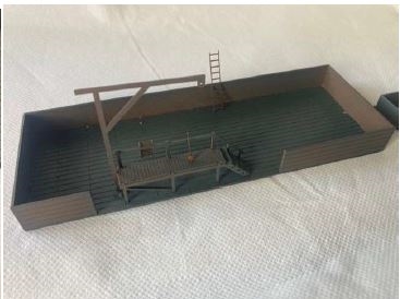 Hobbytrade 87265 Kulgård med kran og askekasse. Desuden detaljer som stiger og skovle-, H0