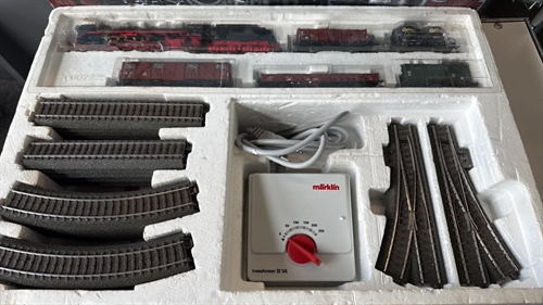Märklin 29625 Analog/Delta startsæt med BR 41, 5 vogne, skinneoval og trafo (BRUGT)