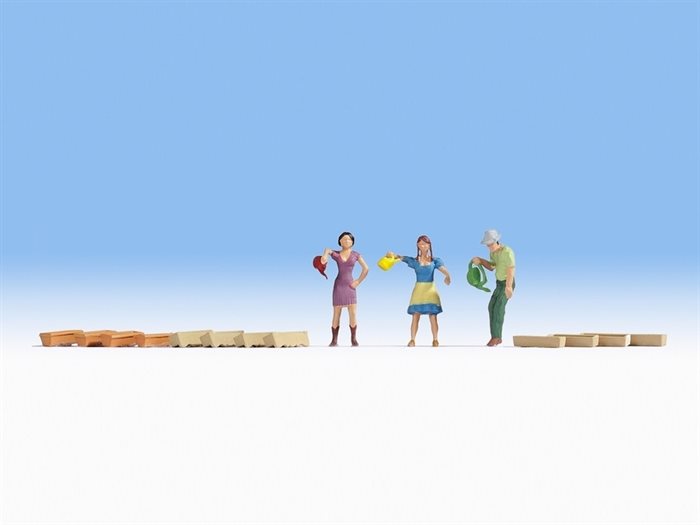 Noch 15570 Mennesker med vandkander og blomsterkasser, tre figurer og 12 kasser, H0