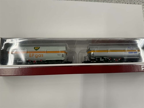 Pullmann 36527 Dobbelt vognsæt med Esso og BP gastankvogne (BRUGT)