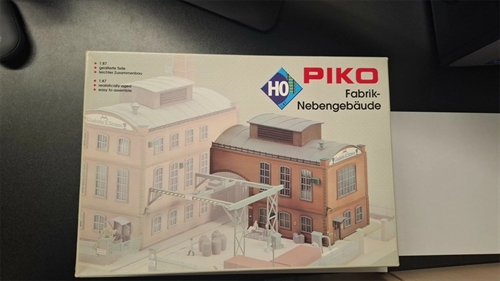 Piko 61117 fabrik udbygning (BRUGT)