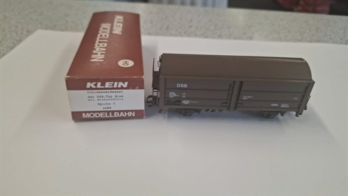 Klein Modellbahn 3299 skydedørsvogn fra DSB, type Hims med bremseplatform, epoke V (BRUGT)