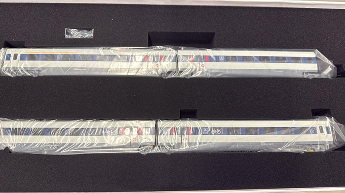 McK 4907dcs DSB ER 2021 Lyseblå med røde dørmarkeringer og EVN-numre 