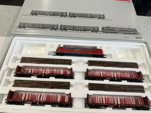 Märklin 26594 Togsæt med Railion lokomotiv samt fire kæpskinnevogne belæsset med ægte træ (BRUGT)